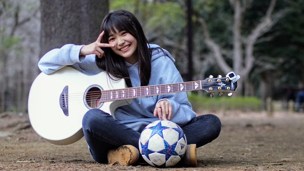ギターを持つ三阪咲